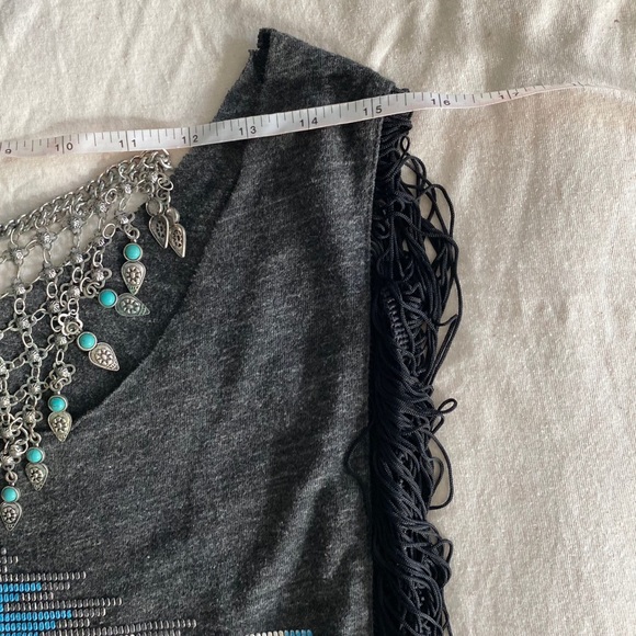 Fringe top with vintage vibes feel. - Picture 3 of 4